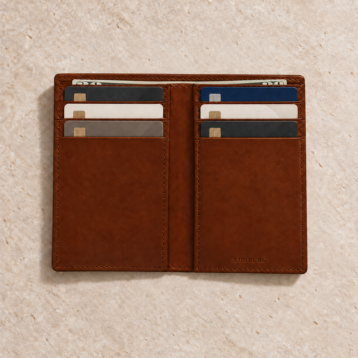 Portefeuille vertical en cuir brun : ouvert, avec des cartes insérées