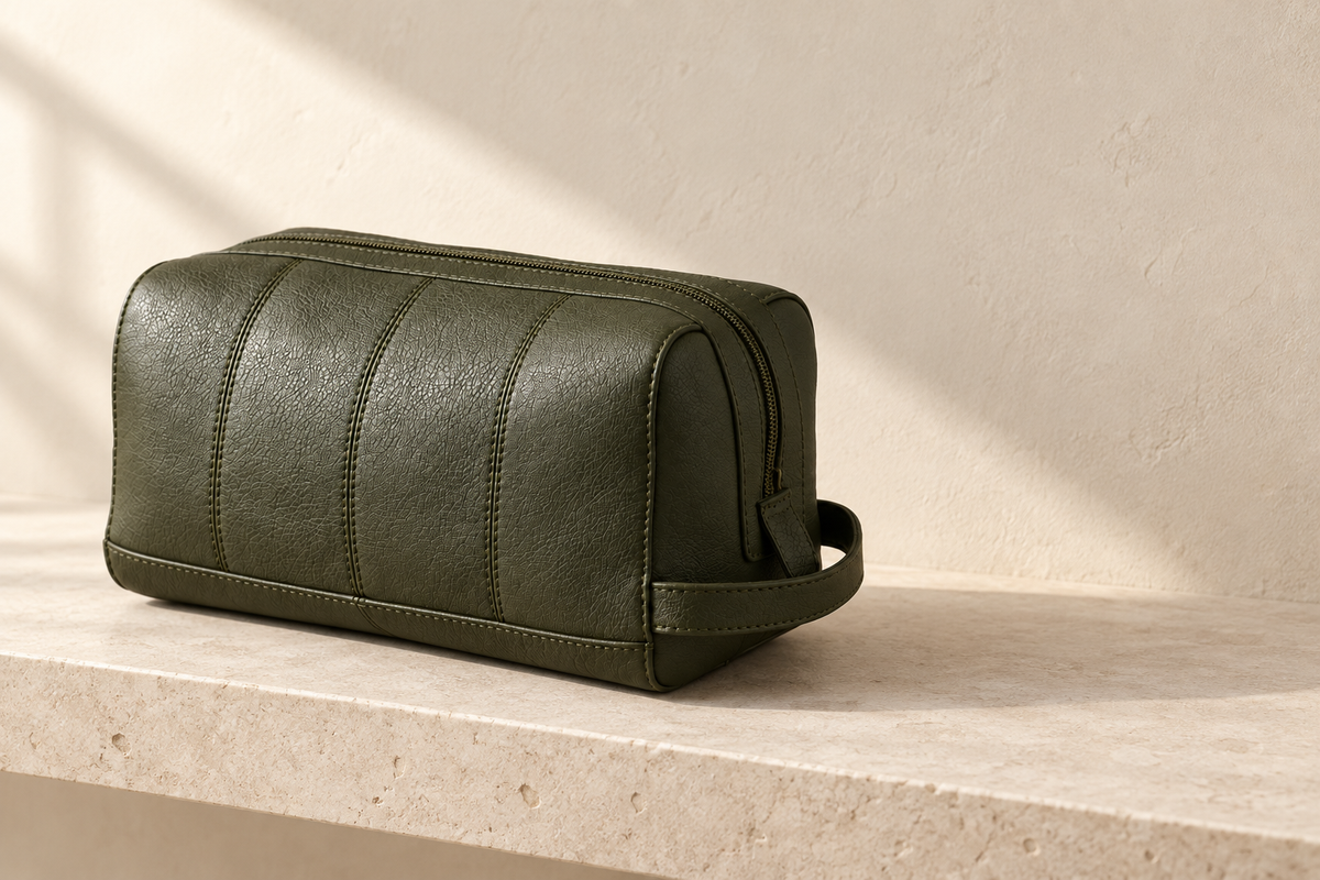 Trousse de toilette olive illustrative avec corps rectangulaire arrondi, extrémité soulignée, trois coutures courbes et bande basse.