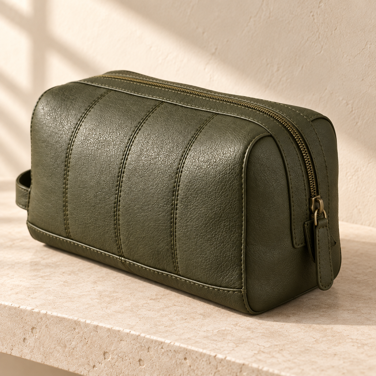 Autre vue de la trousse illustrative : zip extérieur, panneau d’extrémité arrondi et poignée basse à l’extrémité.