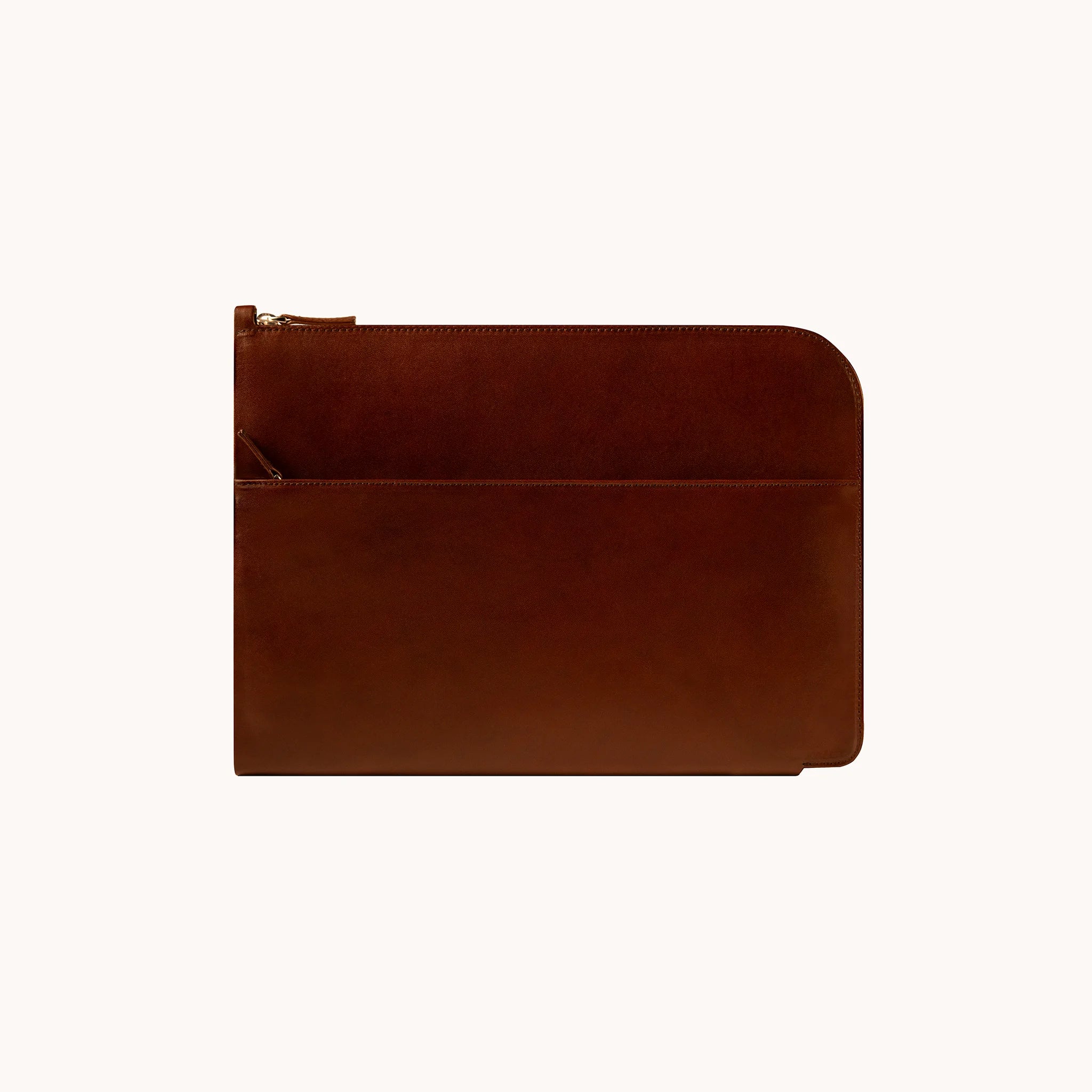 Lunburg Memoir Laptop Sleeve in Deep Mahogany, back view showing the exterior slip pocket and top YKK Excella zipper with leather pull, in vegetable-tanned Perpetual Leather (from Tempesti) with folded edge construction.