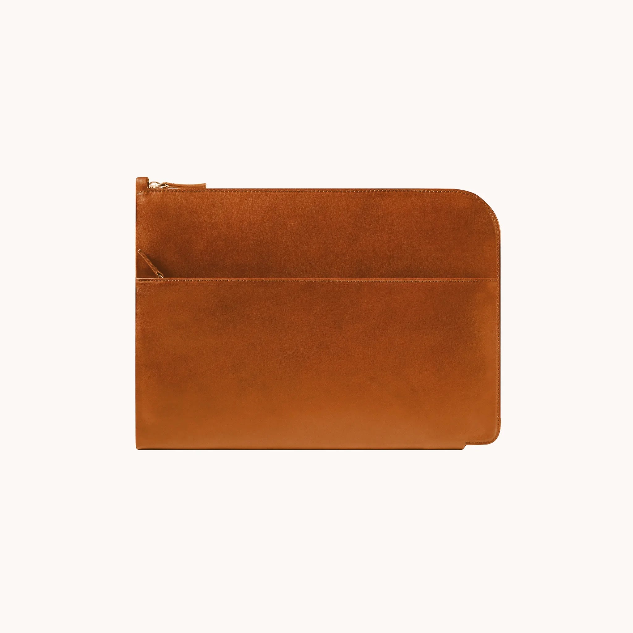 Lunburg Memoir Laptop Sleeve in Heritage Amber, back view showing the exterior slip pocket and top YKK Excella zipper with leather pull, in vegetable-tanned Perpetual Leather (from Tempesti) with folded edge construction.
