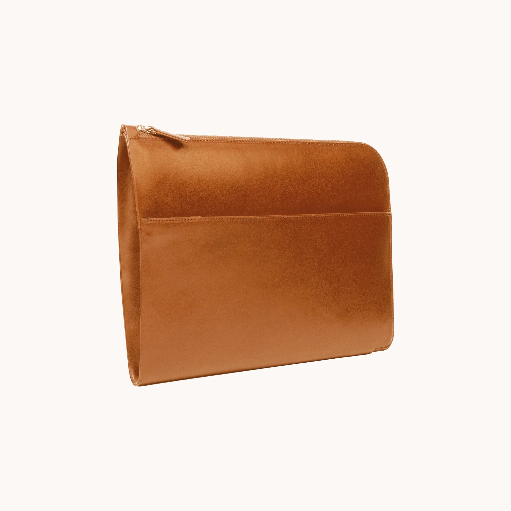 Lunburg Memoir Laptop Sleeve in Heritage Amber, three-quarter back view showing the exterior slip pocket, top YKK Excella zipper with leather pull, and slim profile, in vegetable-tanned Perpetual Leather (from Tempesti) with folded edge construction.