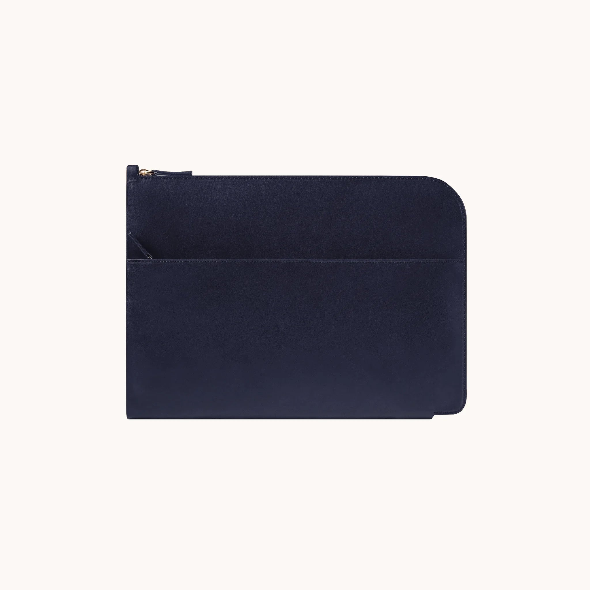 Lunburg Memoir Laptop Sleeve in Nocturnal Sapphire, back view showing the exterior slip pocket and top YKK Excella zipper with leather pull, in vegetable-tanned Perpetual Leather (from Tempesti) with folded edge construction.