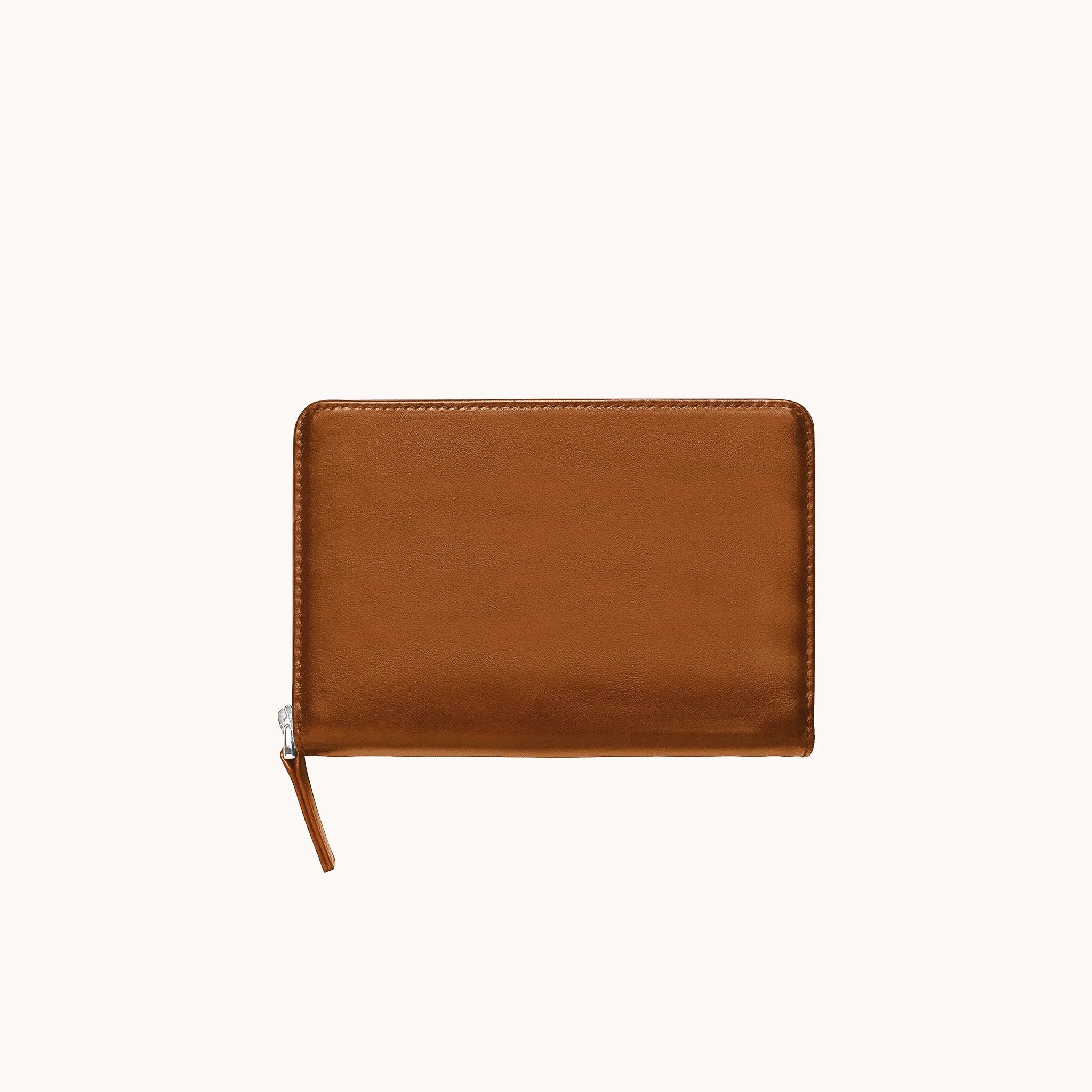 Lunburg Quad Pen Case Curator in Heritage Amber, back view of closed case in vegetable-tanned Perpetual Leather (from Tempesti), YKK Excella zipper pull resting at lower right, folded edge construction continuous along all perimeter edges.