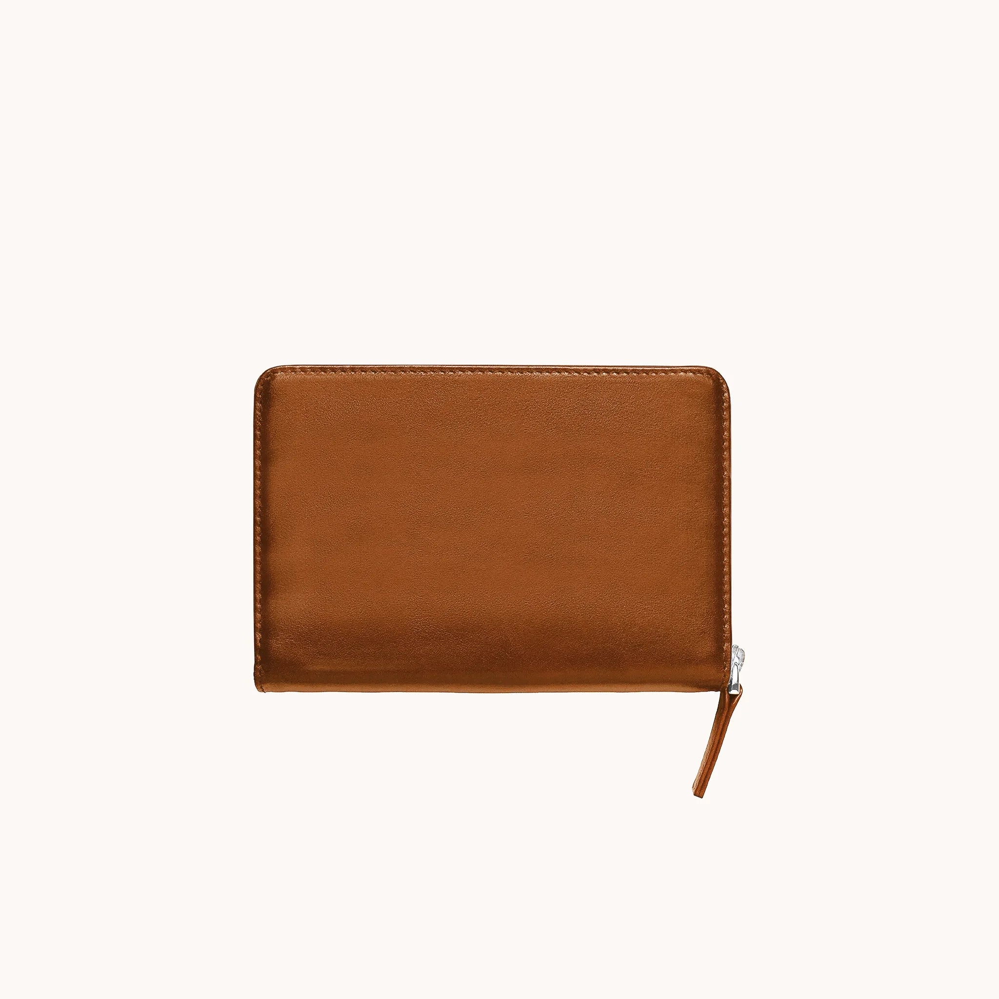 Lunburg Quad Pen Case Curator in Heritage Amber, front view of closed case in vegetable-tanned Perpetual Leather (from Tempesti), YKK Excella zipper pull resting at lower left, folded edge construction visible along all perimeter edges.