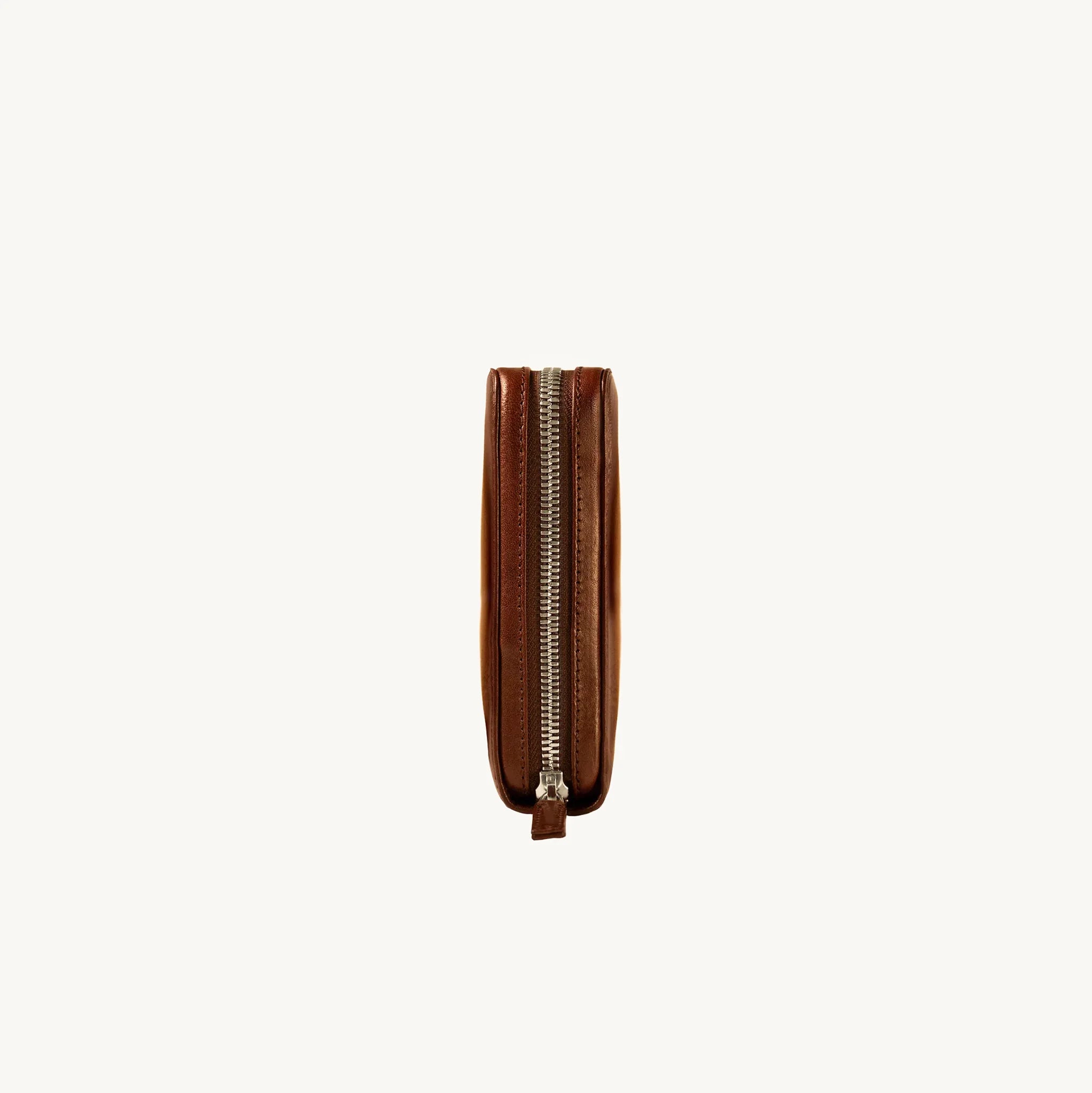 Lunburg Double Cigar Case Curator in Deep Mahogany, side profile revealing full-perimeter YKK Excella zipper run, folded edge construction along the gusset, and the case's slim rectangular silhouette in vegetable-tanned Perpetual Leather (from Tempesti).