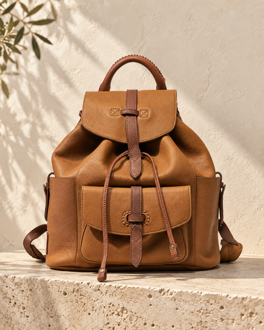 Sac à dos utilitaire illustratif : haut froncé à œillets sous rabat, fermeture par patte et passant, poches avant et latérales en relief.