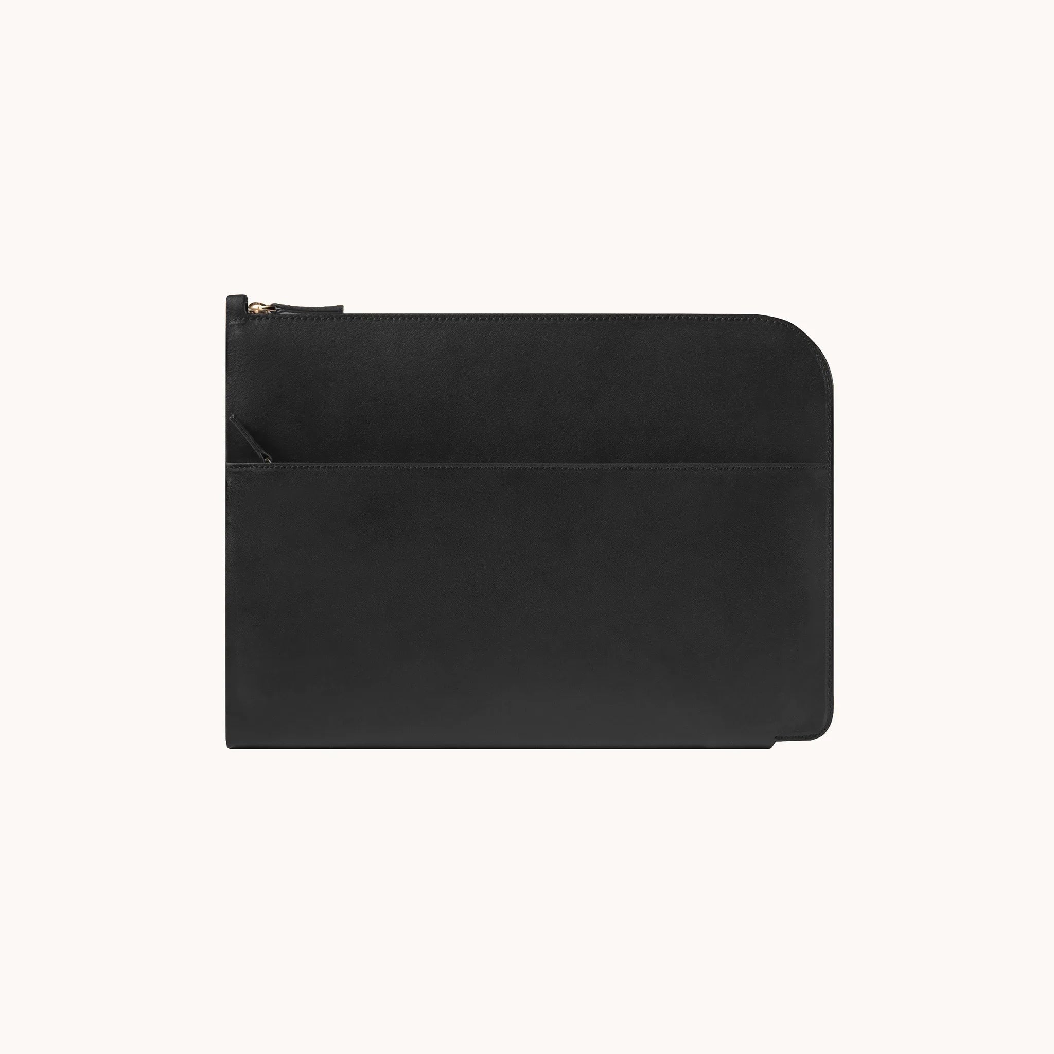 Lunburg Memoir Laptop Sleeve in Burnt Timber, back view showing the exterior slip pocket and top YKK Excella zipper with leather pull, in vegetable-tanned Perpetual Leather (from Tempesti) with folded edge construction.