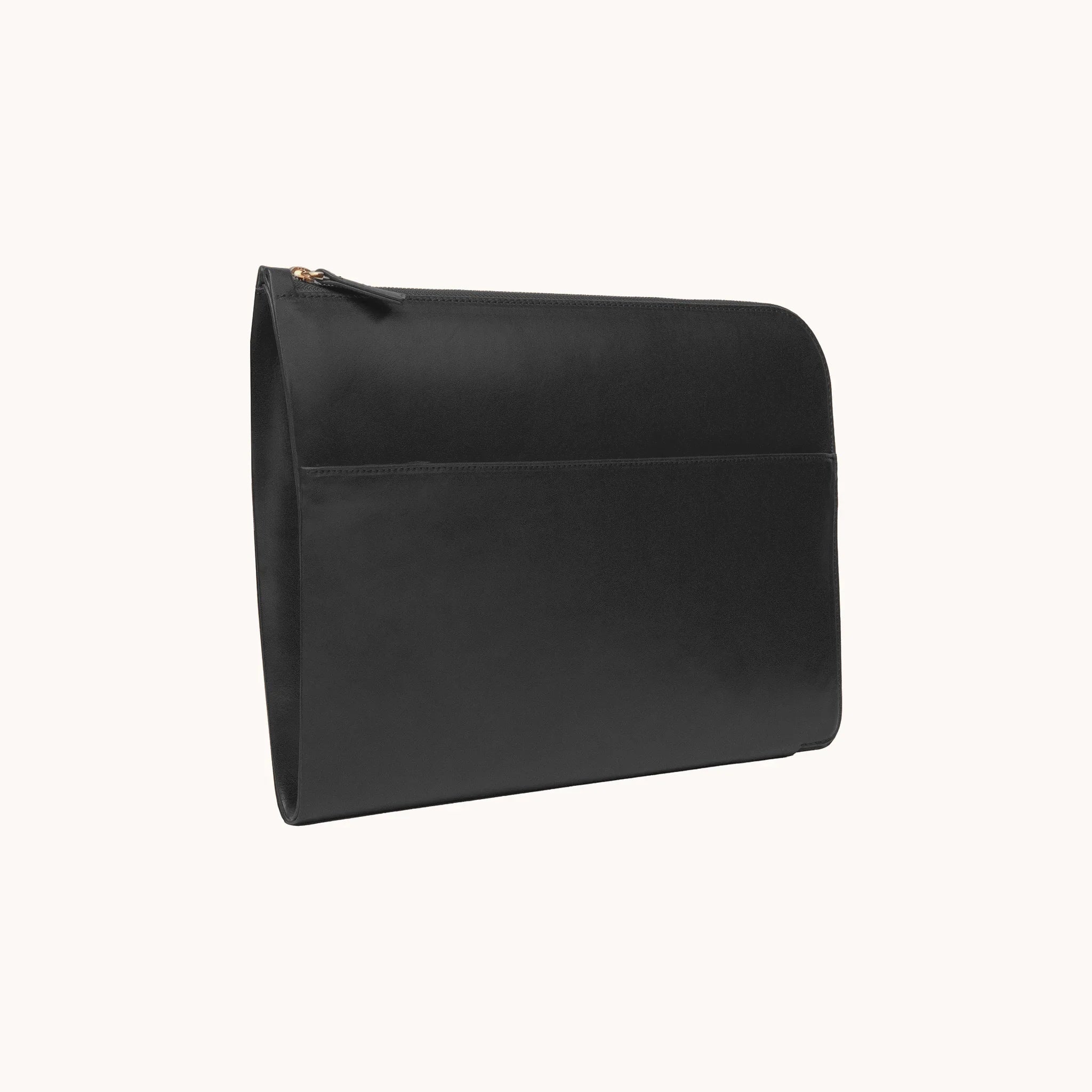 Lunburg Memoir Laptop Sleeve in Burnt Timber, three-quarter back view showing the exterior slip pocket, top YKK Excella zipper with leather pull, and slim profile, in vegetable-tanned Perpetual Leather (from Tempesti) with folded edge construction.