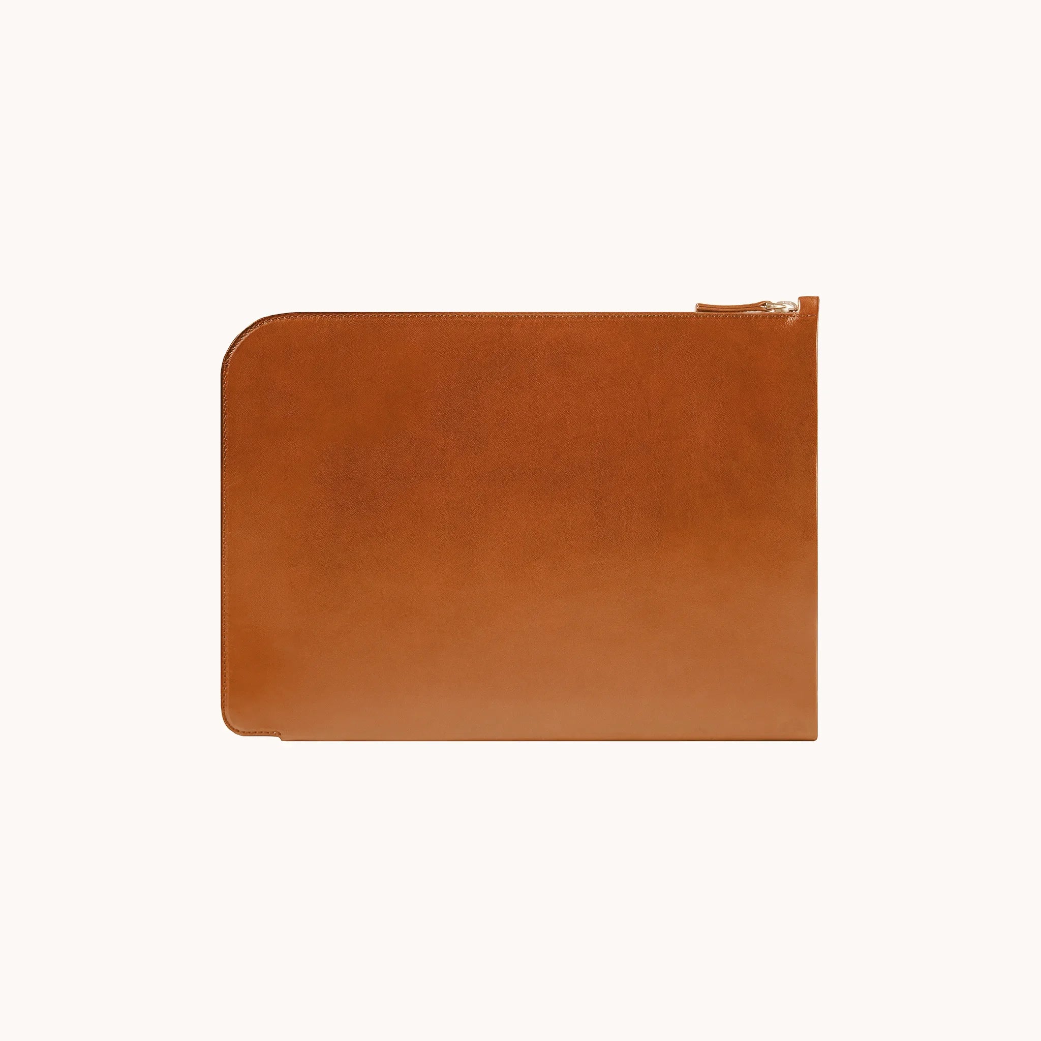 Lunburg Memoir Laptop Sleeve in Heritage Amber, front view showing the clean face and top YKK Excella zipper with leather pull, in vegetable-tanned Perpetual Leather (from Tempesti) with folded edge construction.