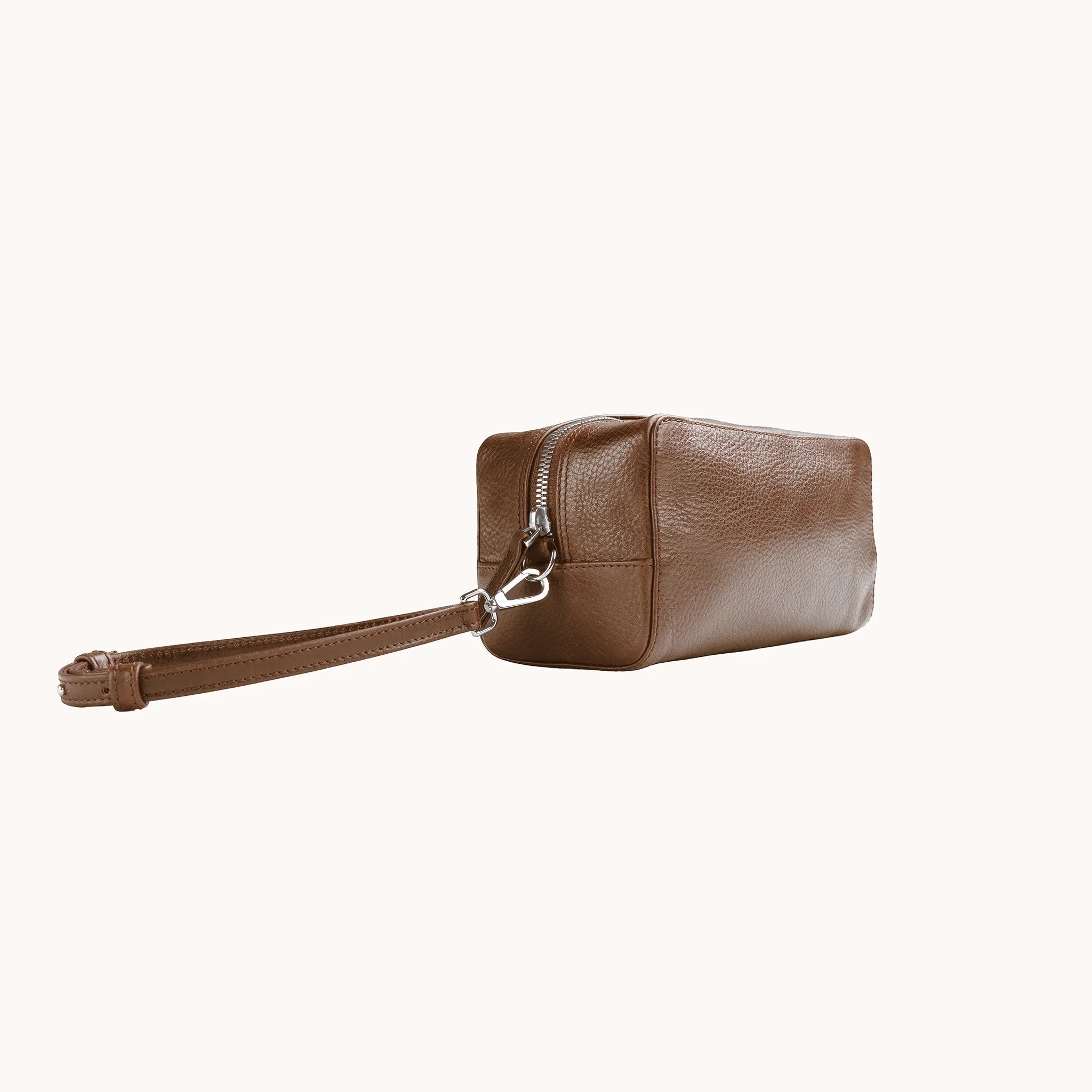 Lunburg Chamberlain Toiletry Bag in tumbled Heritage Amber leather, three-quarter view showing depth and zip line.